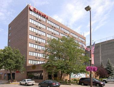 Ramada Convention Center Eau Claire Hotel ภายนอก รูปภาพ
